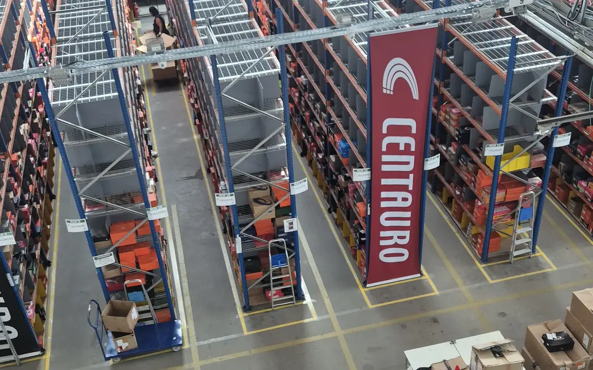 Centro de distribuição da Centauro em operação